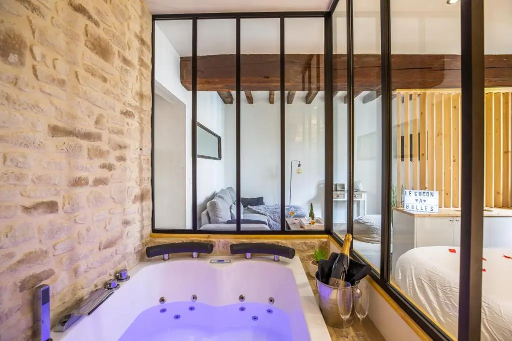 Image de l'annonce Cocon à Bulles Chic vue Cathédrale avec Spa-jacuzzi