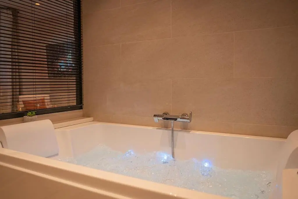 Image de l'annonce Suite de Luxe Jacuzzi balnéo,King size Bed