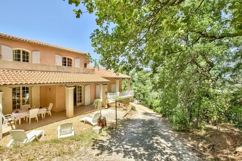 Image de l'annonce Élégante Villa Provençale: Jacuzzi, Calme & Nature