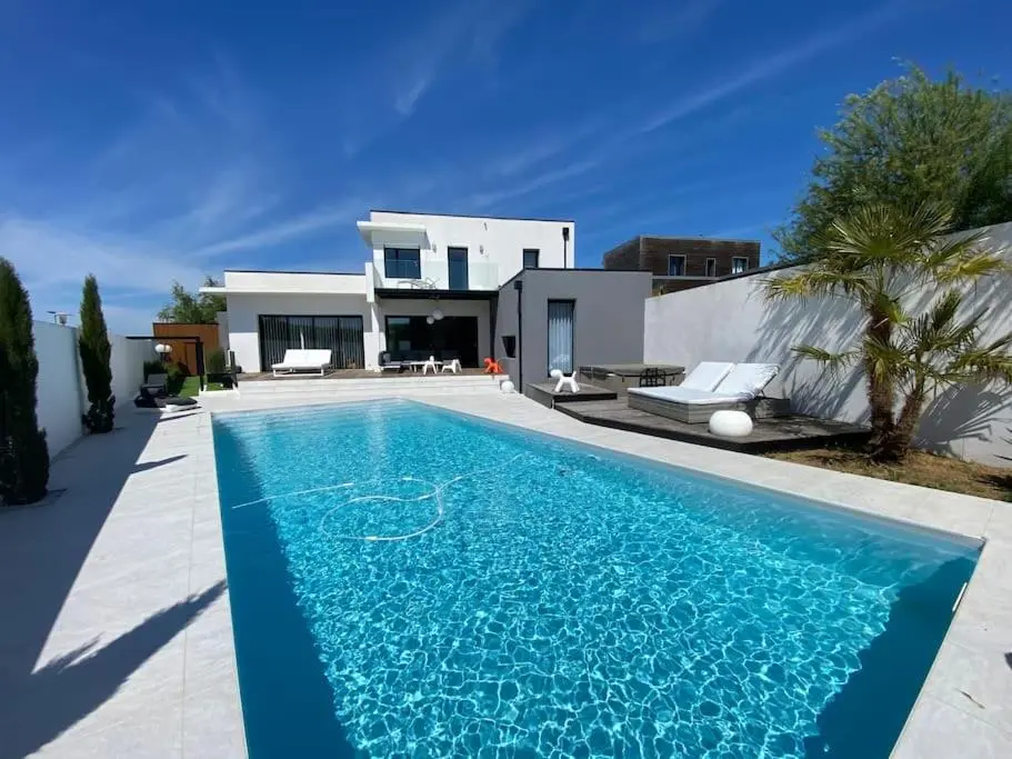 Image de l'annonce Maison d architecte piscine chauffée et spa à proximité de La Rochelle et de l île de Ré