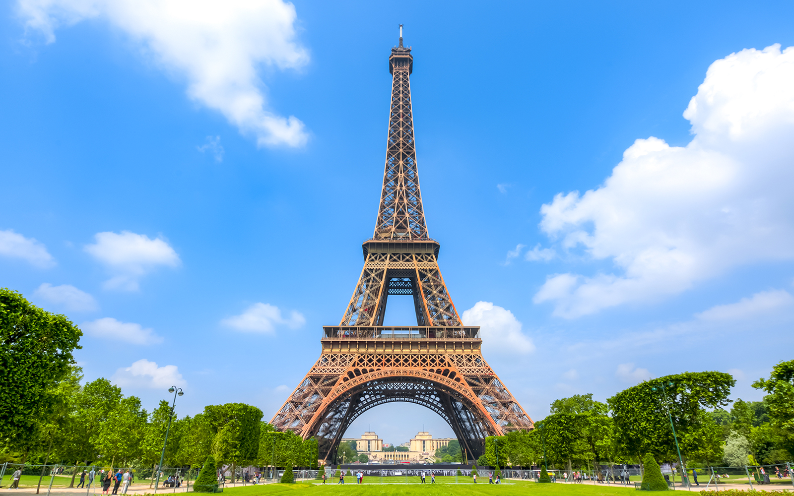 La Tour Eiffel en plein soleil