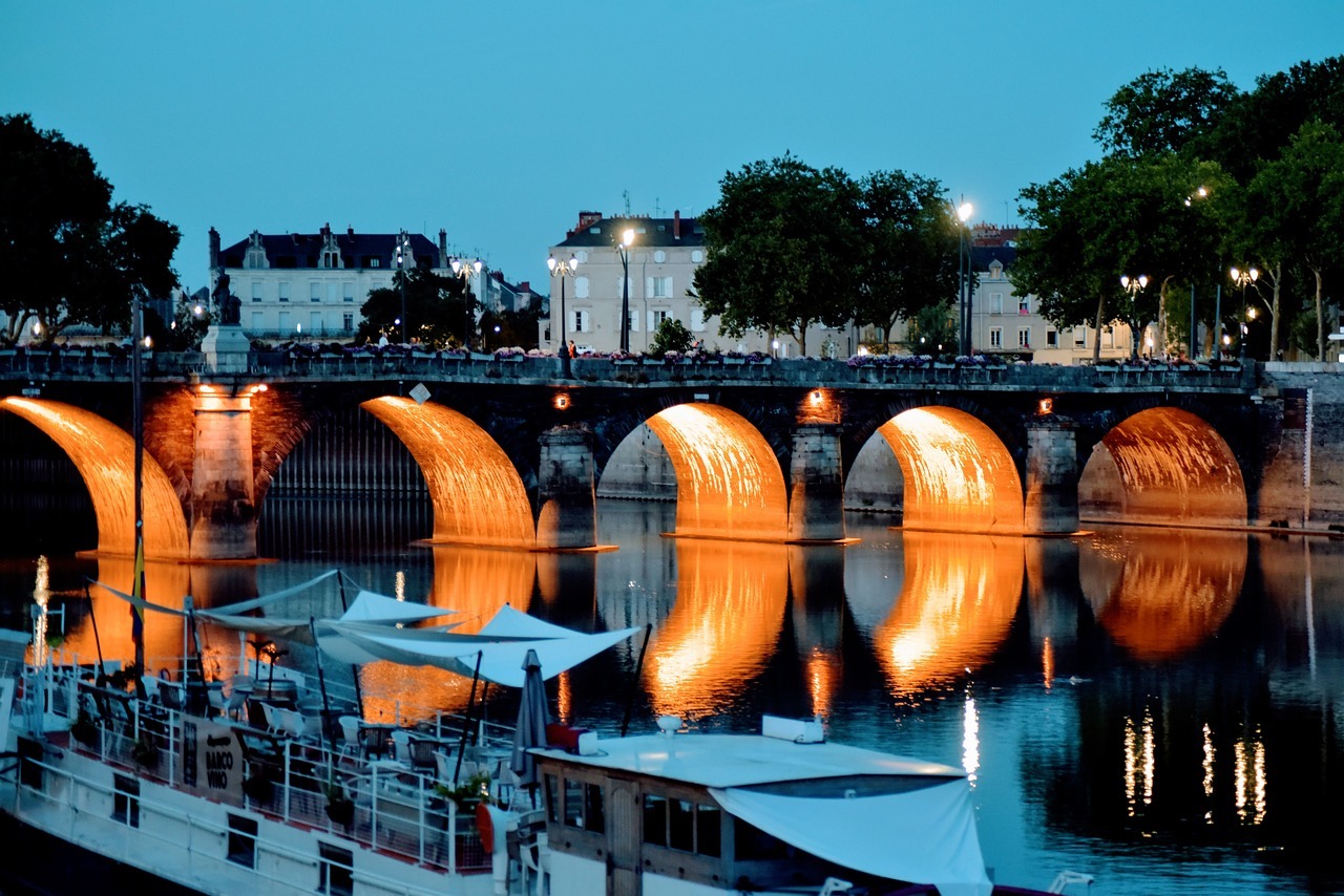 Angers et son pont illuminé